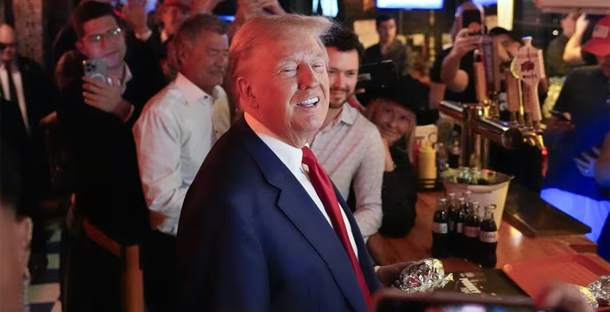 Trump realiza su primera transacción en Bitcoin en un bar de Nueva York