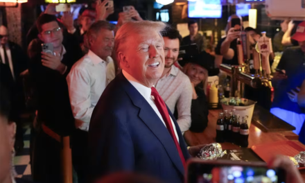 Trump realiza su primera transacción en Bitcoin en un bar de Nueva York
